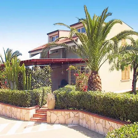 Vakantiehuis Near With Pool