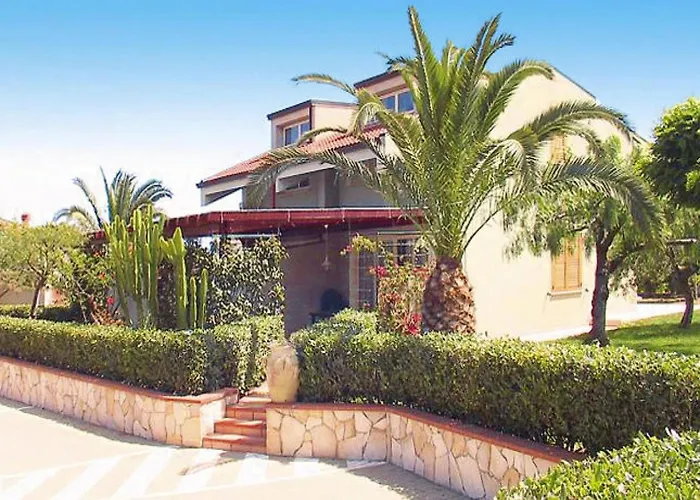 Vakantiehuis Near With Pool