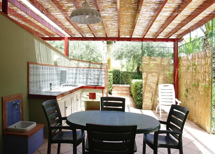 Vakantiehuis Near With Pool